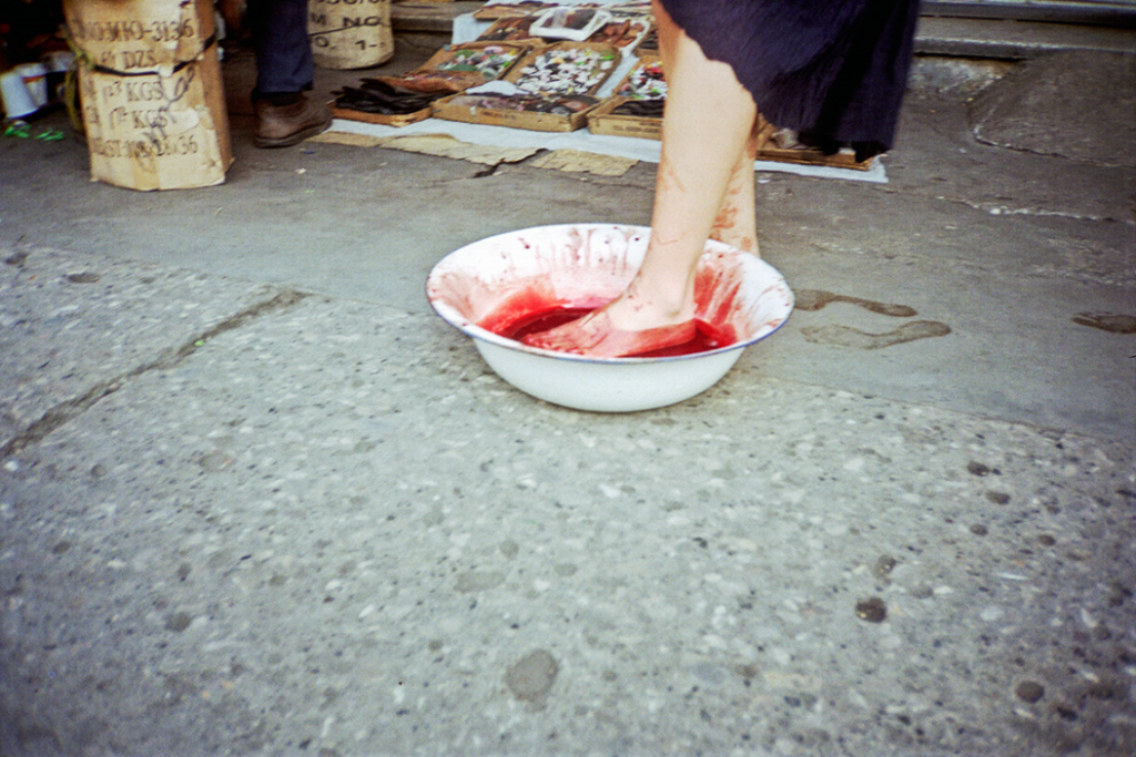 Immagine che contiene terreno, persona, vestiti, aria apertaIl contenuto generato dall'IA potrebbe non essere corretto.