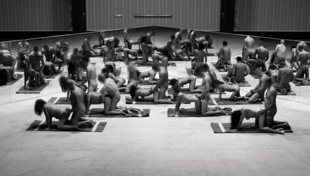 Immagine che contiene vestiti, persona, interno, uomoIl contenuto generato dall'IA potrebbe non essere corretto.